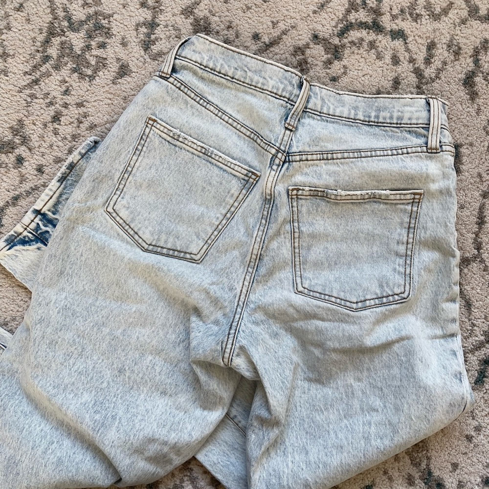 Universal Thread Light Wash Mom Jeans - Picture 2 of 5